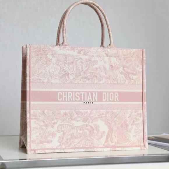 Classic Hermes Bag: A Stylish and Versatile Choice for Elegance - Picture 5 of 5